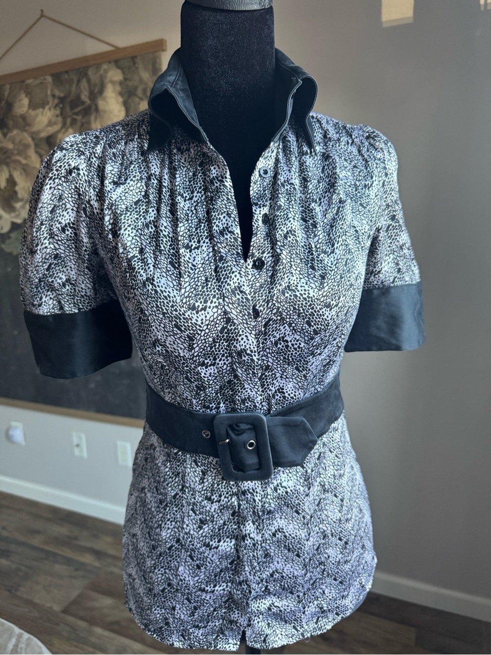 bebe Black and White Printed Short Sleeve Blouse with Belt